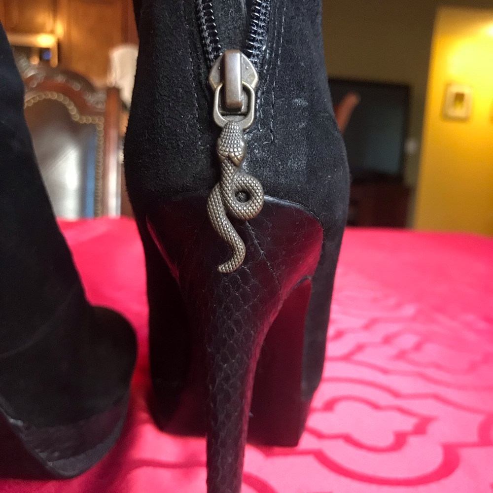 House of Harlow 1960 Snaked zippier Booties